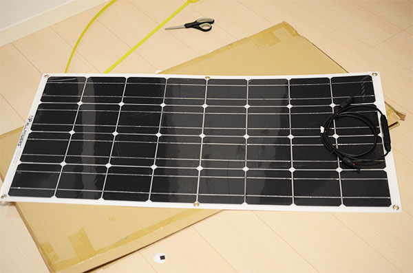太陽光発電 100Wで２キロを切る軽いソーラーパネルを買いました！