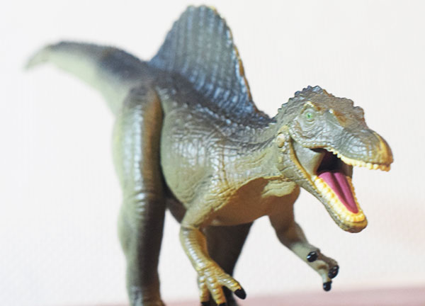 アニア　恐竜　スピノサウルス（せぼねトカゲ）